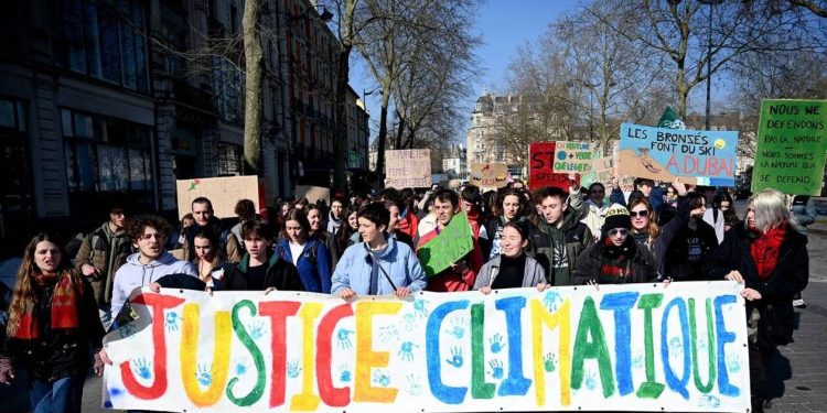 découvrez comment la dépression affecte la jeunesse française, mettant en lumière les facteurs de fragilisation et les pistes pour mieux accompagner les jeunes en difficulté.