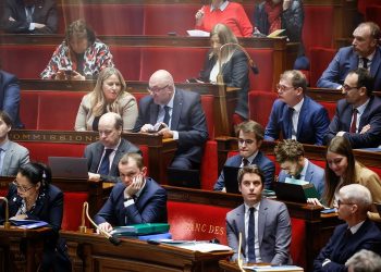 les députés rejettent la surtaxe sur les mutuelles, entraînant la suspension de la réforme des retraites. retrouvez toutes les dernières informations sur cette décision politique majeure.