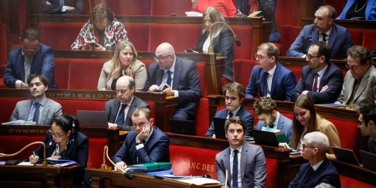 les députés rejettent la surtaxe sur les mutuelles, entraînant la suspension de la réforme des retraites. retrouvez toutes les dernières informations sur cette décision politique majeure.