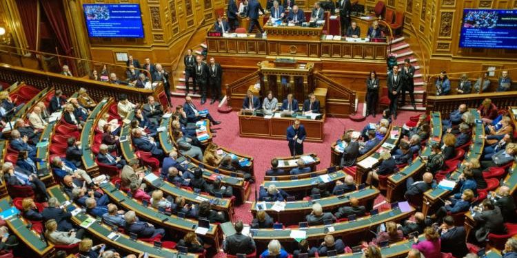 découvrez les enjeux de la réunion clé sur le gel obligatoire des tarifs des mutuelles, une étape cruciale pour les assurés et les professionnels du secteur.