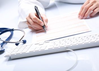 découvrez comment les mutuelles santé s'opposent à la surtaxe d'un milliard liée à la hausse des cotisations santé, et quelles solutions sont proposées pour les assurés.