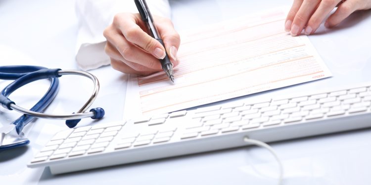 découvrez comment les mutuelles santé s'opposent à la surtaxe d'un milliard liée à la hausse des cotisations santé, et quelles solutions sont proposées pour les assurés.