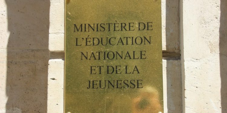 découvrez la véracité de l'obligation de souscrire une mutuelle dans l'éducation nationale. notre article démêle le vrai du faux pour vous informer clairement.