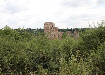 découvrez la rénovation de la tour historique du château de hérisson, un projet alliant patrimoine et modernité pour préserver ce monument emblématique.