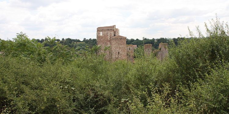 découvrez la rénovation de la tour historique du château de hérisson, un projet alliant patrimoine et modernité pour préserver ce monument emblématique.