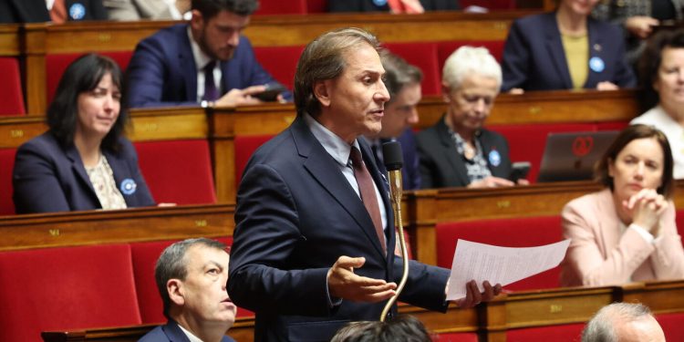 découvrez comment la taxe sur les complémentaires santé impacte les assurés et ce que cela signifie pour vos remboursements et cotisations.