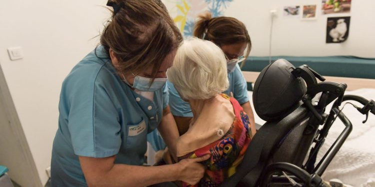 découvrez pourquoi les professionnels hospitaliers et les personnels d'ehpad sont particulièrement vulnérables et les mesures clés pour les protéger efficacement.