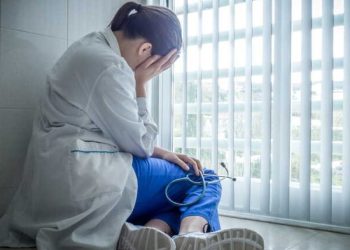 Santé : pourquoi les soignants des hôpitaux et Ehpad présentent encore un état de santé plus fragile que le reste de la population, selon…