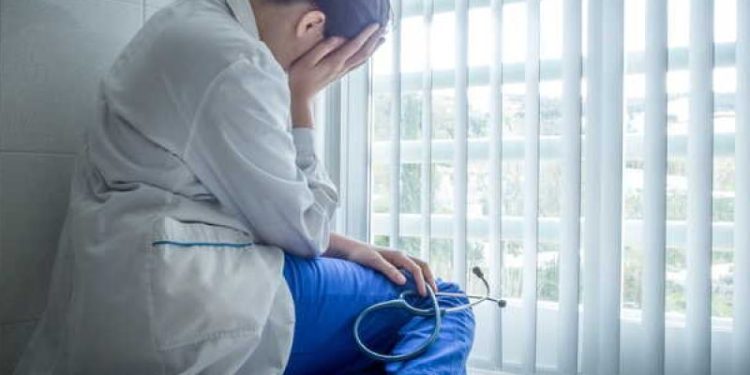 Santé : pourquoi les soignants des hôpitaux et Ehpad présentent encore un état de santé plus fragile que le reste de la population, selon…