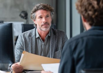 découvrez comment contester l'augmentation de votre mutuelle malgré le gel en 2026 et faites valoir vos droits pour protéger votre budget santé.